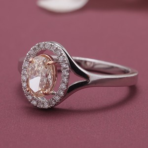Anillo de compromiso con halo de diamantes ovalados color melocotón certificados por IGI, con tallo dividido en oro de 14 quilates - Product Image 2