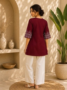 Ensemble Kurti en coton brodé marron pour femmes avec pantalon blanc, style décontracté ample, style indien pakistanais, à porter toute l'année - Product Image 3