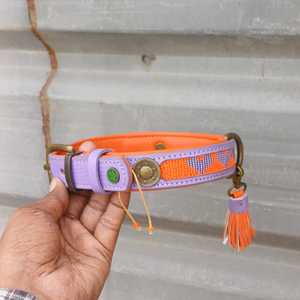 Collier pour chien fait main en perles, motif cœur violet et orange, en cuir réglable avec pompon - Product Image 5