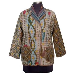 Chaqueta Floral Acolchada Estilo Boho, Chaqueta Reversible de Algodón Kantha en Beige Oscuro Vintage para Mujer, Regalos Sostenibles - Product Image 1