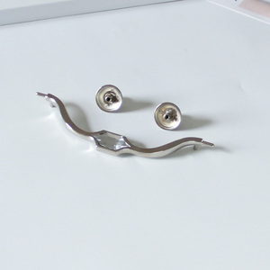 Tiradores Decorativos Elegantes Curvos de Aleación de Zinc y Acrílico para Gabinetes de Cocina, Armarios, Baños, Mesitas de Noche y Cajones - Product Image 3