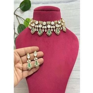 Ensemble collier ras-de-cou et boucles d'oreilles en laiton plaqué or de qualité supérieure avec perles de moissanite, idéal pour la collection de tenues de mariage - Product Image 2