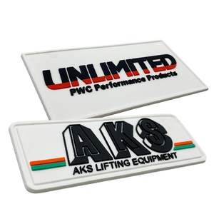 Patch en caoutchouc en forme de triangle en diamant avec logo PVC 3D personnalisé par le fabricant - Product Image 5