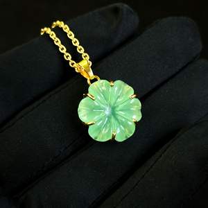 Colgante de calcedonia verde natural con forma de flor, collar de piedras preciosas talladas a mano para mujer, regalo de cumpleaños, joyería de moda al por mayor - Product Image 1