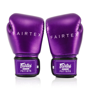 Gants de Muay Thai Fairtex, couleur violet métallisé, en cuir véritable brillant, pour entraînement et sparring. - Product Image 2