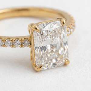 Bague de promesse romantique en moissanite taille radiant de 2 carats pour femme, en argent 925 plaqué jaune, pour cadeau de mariage - Product Image 5