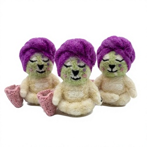Meilleures poupées animales en feutre aiguilleté faites à la main, écologiques, style traditionnel, taille personnalisée, avec turbans violets et pantoufles roses, pour la décoration murale - Product Image 1