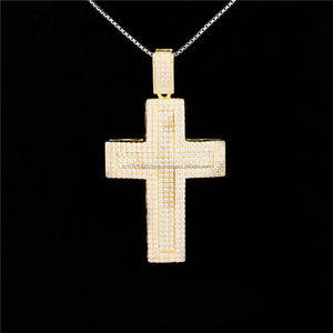 Pendentif croix serti de diamants Moissanite VVS en finition or jaune - Product Image 1