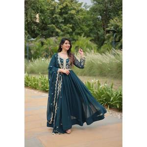 ชุดราตรีปักเลื่อมสำหรับงานปาร์ตี้ออกแบบโดยดีไซเนอร์ - Product Image 3