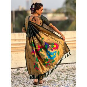 ผ้าส่าหรีไหมเนื้อนุ่มสีเขียวขวด นาวารี ปายธานี  ลายปักดิ้นทอง  พร้อมลายจุด  และผ้าคลุมไหล่ลายนกยูง สำหรับงานแต่งงาน - Product Image 2