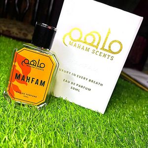 Perfume para Mujer Mahfam Eau de Parfum, 50 ml, en Botella de Vidrio Facetada con Tapa Negra, Aroma Floral Intenso, Larga Duración, Alta Concentración - Product Image 2