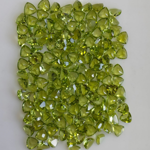 Péridot vert naturel 5 mm, taille triligne, qualité supérieure, pierre précieuse en vrac pour la fabrication de bijoux - Product Image 5
