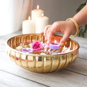 Bol Urli en laiton artisanal pour fleurs flottantes et bougies, centre de table décoratif, décoration traditionnelle indienne pour la fête de Pooja, décoration de la maison - Product Image 2