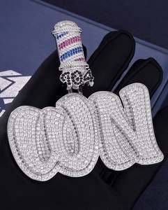 Colgante de Plata de Ley 925 Hecho a Mano con Baño de Rodio y Diamante Moissanita, Claridad VVS, Estilo Lujoso con Logotipo Totalmente Cubierto de Diamantes, Gran Brillo - Product Image 1