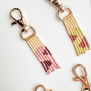 Elegante llavero personalizado de aleación con patrón de gato tejido, que cambia de color, con bordado de cuentas de semillas - Product Image 5