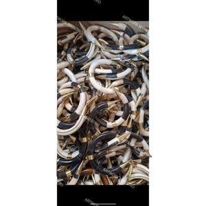 Colgante en forma de U de hueso de búfalo elegante – Joyería de moda hecha a mano de latón ligero, nueva bisutería artesanal, nueva joya - Product Image 1