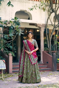 Lehenga Choli Moderno de Seda Tasar con Motivos Dorados Impresos en Lámina para Bodas y Fiestas de Diwali - Product Image 2