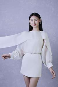 Blusa Elegante de Organza Suave para Mujer KA12 con Mangas Abullonadas Completas y Cuello Redondo, con Delicado Escote Inspirado en Enredaderas, Venta al por Mayor desde Vietnam - Product Image 5