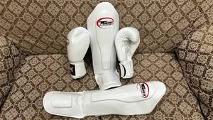 Guantes de Boxeo de Piel Blanca Twins Muay Thai y Espinilleras para Entrenamiento de Artes Marciales, Sparring, Adultos, Unisex, Cierre de Gancho y Bucle - Product Image 2