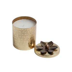 Venta al por mayor de modernos recipientes de hierro chapados en oro para velas con tapa de flores, contenedor decorativo de metal martillado para decoración del hogar y regalos. - Product Image 1