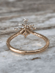 Anillo de Compromiso de Oro Rosa de 14K con Diamante Cultivado en Laboratorio en Forma de Pera Marquise, Certificado por IGI, con Diseño Floral y Tallo Dividido, 0.40ct, para Mujer - Product Image 2