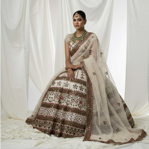 Elegante Lehenga Choli de Novia con Trabajo de Espejos y Bordado con Hilos |   Vestidos de Novia y Sangeet con Lentejuelas para Mujer - Product Image 3
