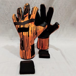 ถุงมือผู้รักษาประตูฟุตบอลมืออาชีพเยอรมัน ยางกันลม สำหรับกลางแจ้ง ปิดนิ้วเต็มรูปแบบ ปิดด้วยแถบตีนตุ๊กแก ระบายอากาศได้ดี - Product Image 6