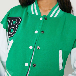 Chaquetas de mujer de alta demanda de Pakistán: Chaqueta universitaria de alta calidad para uso casual, estilo crop top. - Product Image 3