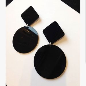 Boucles d'oreilles en résine faites à la main avec un design artistique moderne, bijoux légers et originaux pour femmes, décoratifs et colorés - Product Image 1