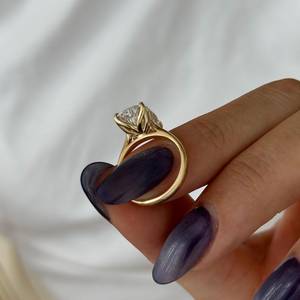 Anillo Solitario con Diamante de Laboratorio en Forma de Cojín Alargado de 4 Quilates, Oro Amarillo de 14k, Certificado IGI - Product Image 5