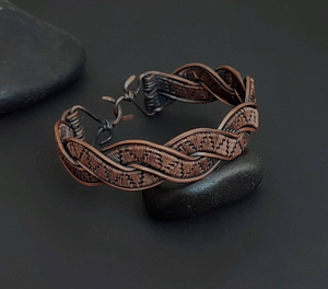 Brazalete de Cobre y Latón Trenzado con Diseño Único, Fabricado Directamente por Artesanos de la India, Forma de Paz, Unisex, para Fiestas y Moda - Product Image 6