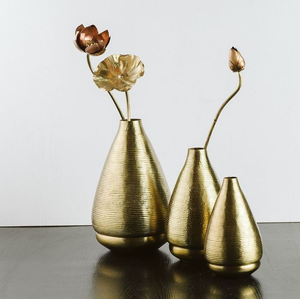 Jarrón de latón acanalado con acabado dorado, decorado con motivos botánicos en relieve y hortensias blancas, disponible a precio de mayorista. - Product Image 5