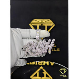 Colgante Personalizado con Nombre 'RUSH' en Diamantes Moissanite VVS, Plata de Ley 925, Estilo Hip Hop, por Trisha Jewels - Product Image 4