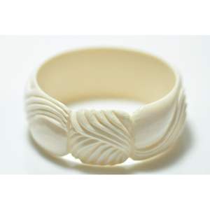 Bracelets en bois élégants faits à la main en résine et en bois, accessoires de mode en cristal pour un style intemporel - Product Image 1