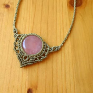 Colgante de Macramé Hecho a Mano con Perla y Gema Redonda de Corte Esmeralda con Diseño de Mariposa, Cadena de Bambú, Joyería Unisex Boho Curativa al por Mayor - Product Image 1