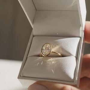 Anillo de Compromiso y Boda Solitario Étnico con Diamante Ovalado de 1.50CT Cultivado en Laboratorio, Brillante y Espléndido, para Mujer, Oro Amarillo de 14K con Engaste de Garras - Product Image 3