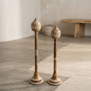 Un par de elegantes quemadores de incienso de madera tallada, conjunto de dos con esferas de celosía que liberan humo aromático para la decoración del hogar. - Product Image 4