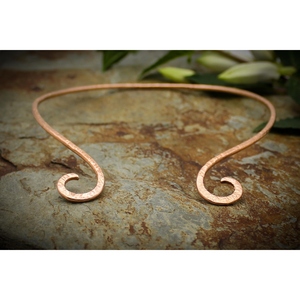 Collar de Flecos de Latón Moderno, Collar de Metal Artesanal en Capas, Joyería de Moda Boho Hecha a Mano para Mujer - Product Image 5