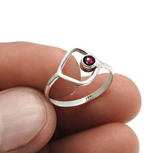Bague en argent sterling 925 de créateur, sertie d'une pierre précieuse grenat taille ronde, bijoux bohèmes faits à la main pour femmes, prix de gros. - Product Image 4