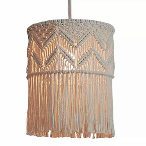 Lampe suspendue en macramé faite à la main avec pompons, style bohème, luminaire de plafond pour salon, décoration intérieure, design géométrique - Product Image 1