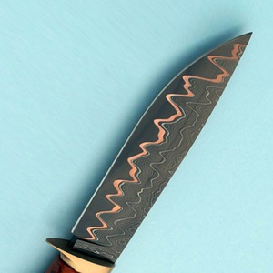 Cuchillo de Caza de Acero Damasco de Cobre Premium con Mango de Madera Burl y Funda de Cuero - Product Image 3