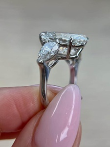 Anillo de Compromiso con Tres Piedras de Diamante Ovalado Cultivado en Laboratorio de 10 Quilates, Certificado por IGI - Product Image 4