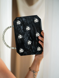 Bolso de mano de lujo con acabado de perlas de resina epoxi, elegante y hecho a mano, para mujeres, ideal para bodas y eventos de moda. - Product Image 3