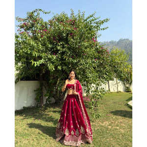 Hermoso Traje de Novia Bordado Lehenga Choli con Trabajo de Lentejuelas para Ocasiones Especiales - Product Image 3