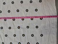 Tissu en coton blanc en gros avec motifs floraux marguerites bleu marine et jaunes épars pour vêtements décontractés et décoration intérieure