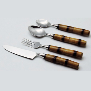 Ensemble de couverts classiques avec manche en bois, 5 pièces, passe au lave-vaisselle, finition polie miroir - Product Image 2
