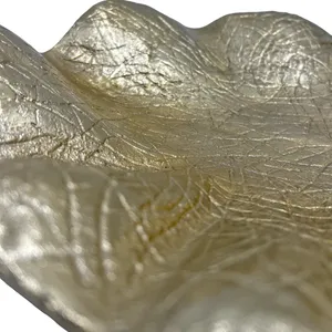 Nouvelle coupelle en métal design avec bordure organique irrégulière et surface artisanale pour la décoration intérieure de luxe, coupelle à fruits de luxe - Product Image 4