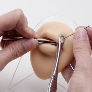 Kit professionnel d'instruments de perçage manuel en acier inoxydable stérilisé certifié CE pour oreille, nez, lèvre, nombril et peau - Product Image 4