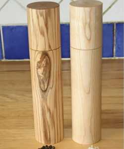 Ensemble de 2 moulins à sel et à poivre modernes en bois d'acacia massif, à réglage de la grosseur, avec anneau doré - Product Image 3