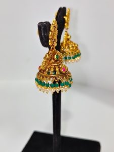 Pendientes Antiguos de Oro Sólido de 22k con Motivo de Lakshmi Hecho a Mano, con Esmeraldas Verdes y Perlas Naturales para Boda - Product Image 2